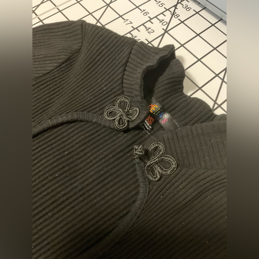 Delias Mandarin collar black crop top size xs